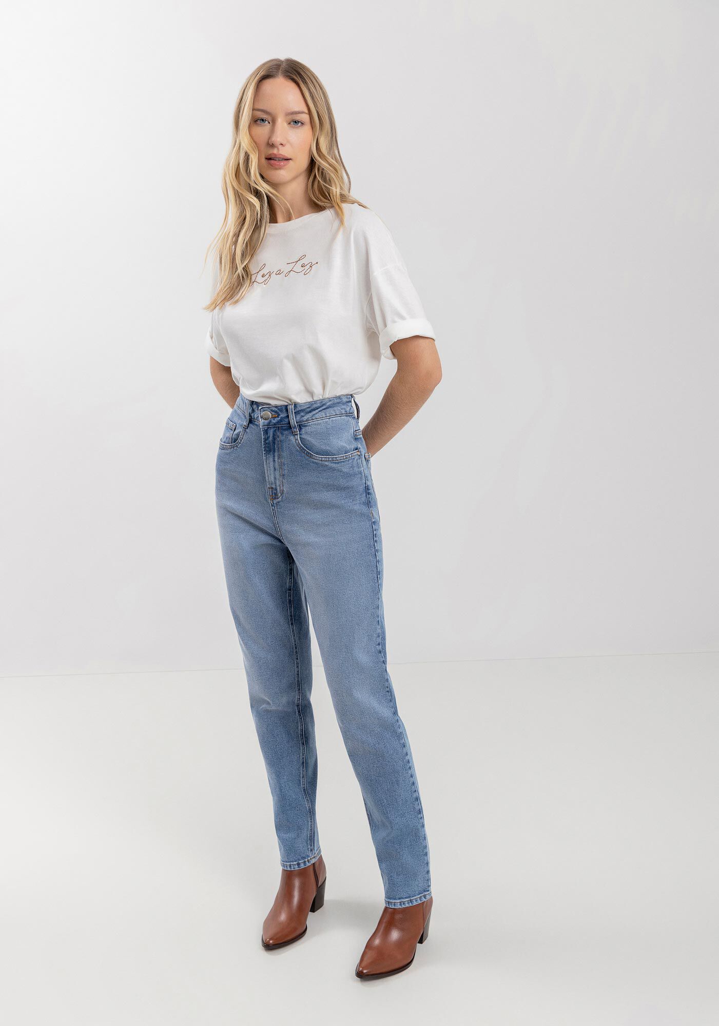 Cal&ccedil;a Jeans Mom Com Cintura Super Alta E Bolsos Funcionais, JEANS, large.