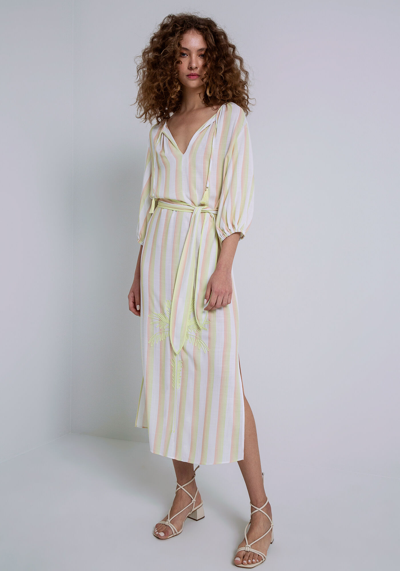 Vestido Midi em Tecido Rayon Twill com Fendas, BELO JARDIM, large.