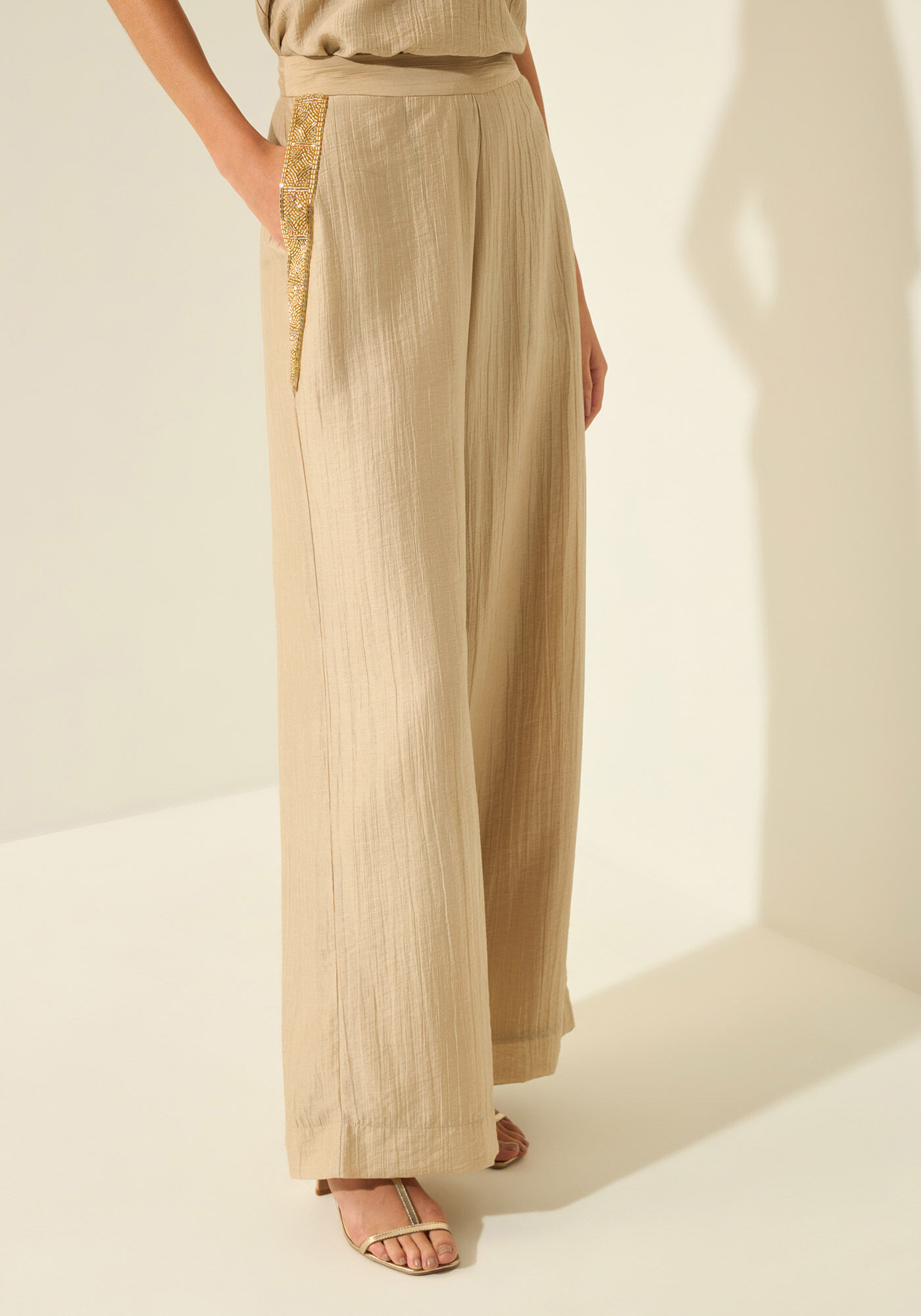 Cal&ccedil;a Reta De Cintura Alta Com Bolsos E Aplica&ccedil;&otilde;es, BEGE FAIRWAY, large.