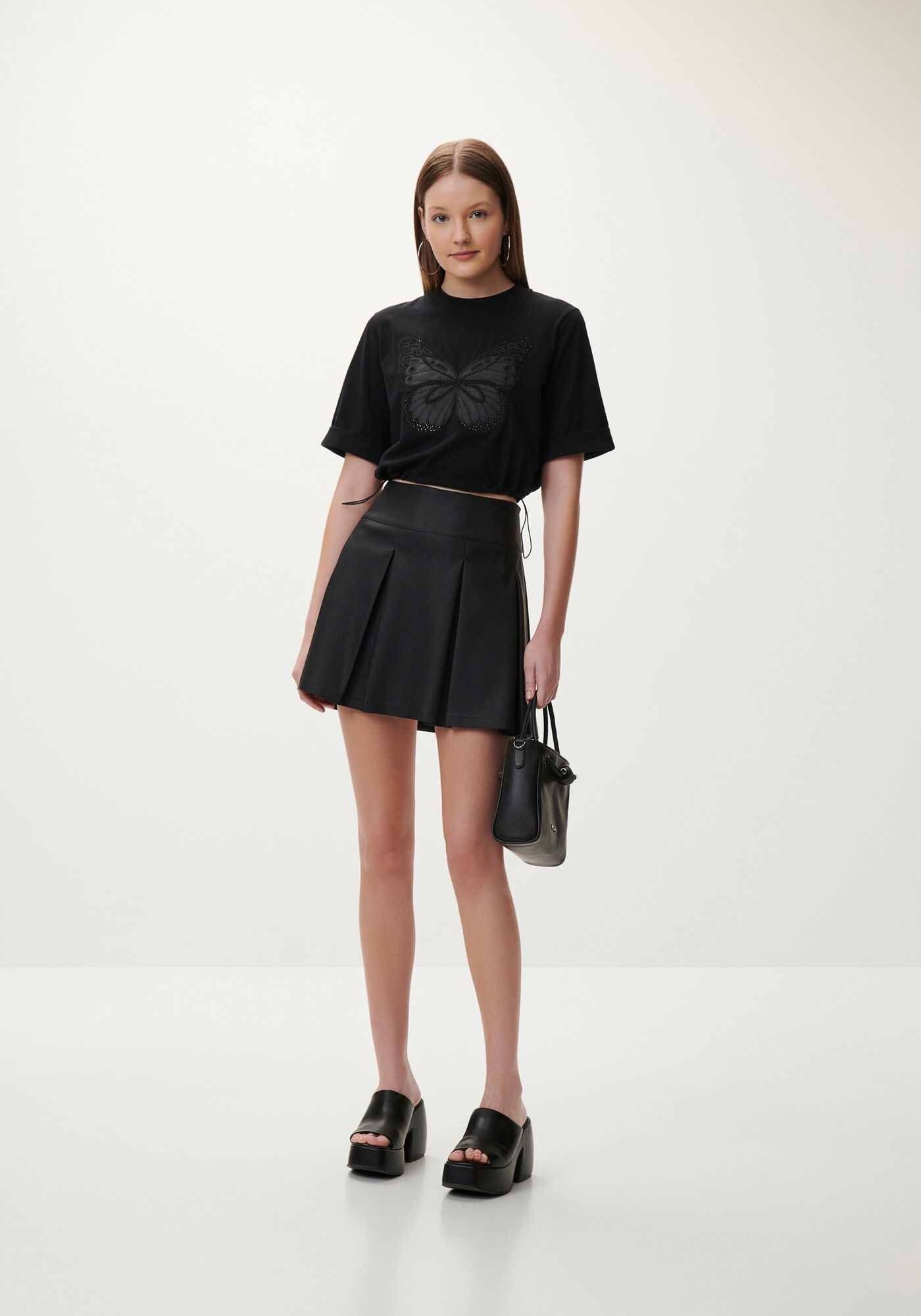 T-shirt Cropped com Regulador e Bordado Borboleta, PRETO REATIVO, large.