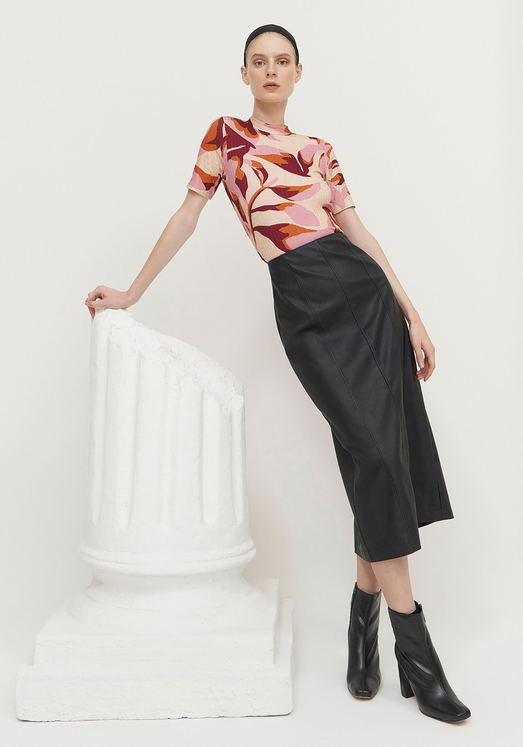 Blusa Canelada Estampada com Gola, PINK PETALS. Blusa Canelada Estampada com Gola, PINK PETALS, large.