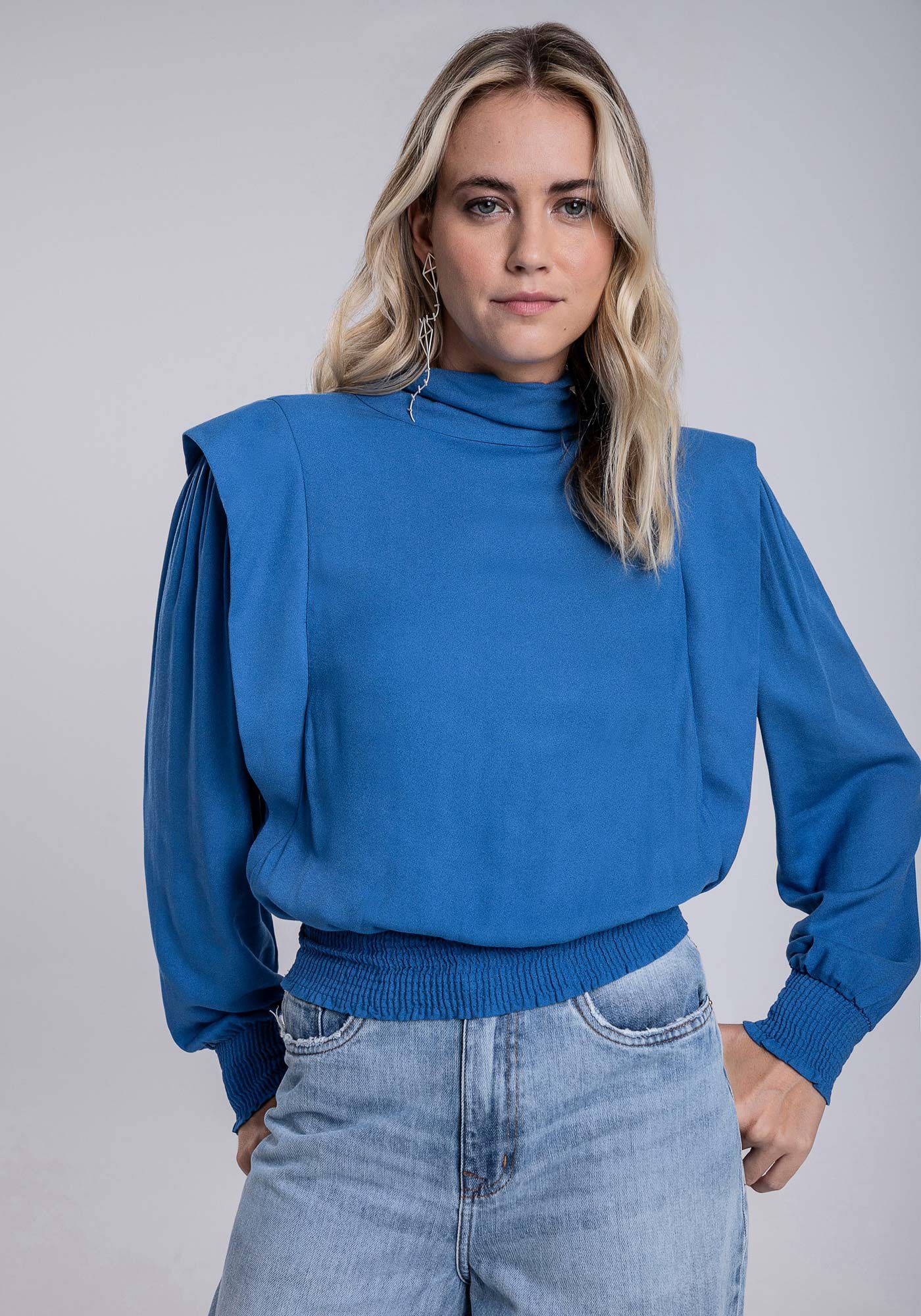 Blusa Gola Alta em Crepe com Recorte Ombros, AZUL TINKER, large.