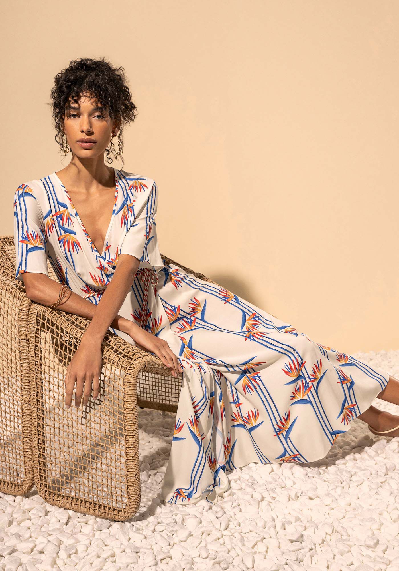 Vestido Ch&aacute; Estampado De Mangas Curtas Com Decote Em V, STRELIZIA MAXI BEGE, large.