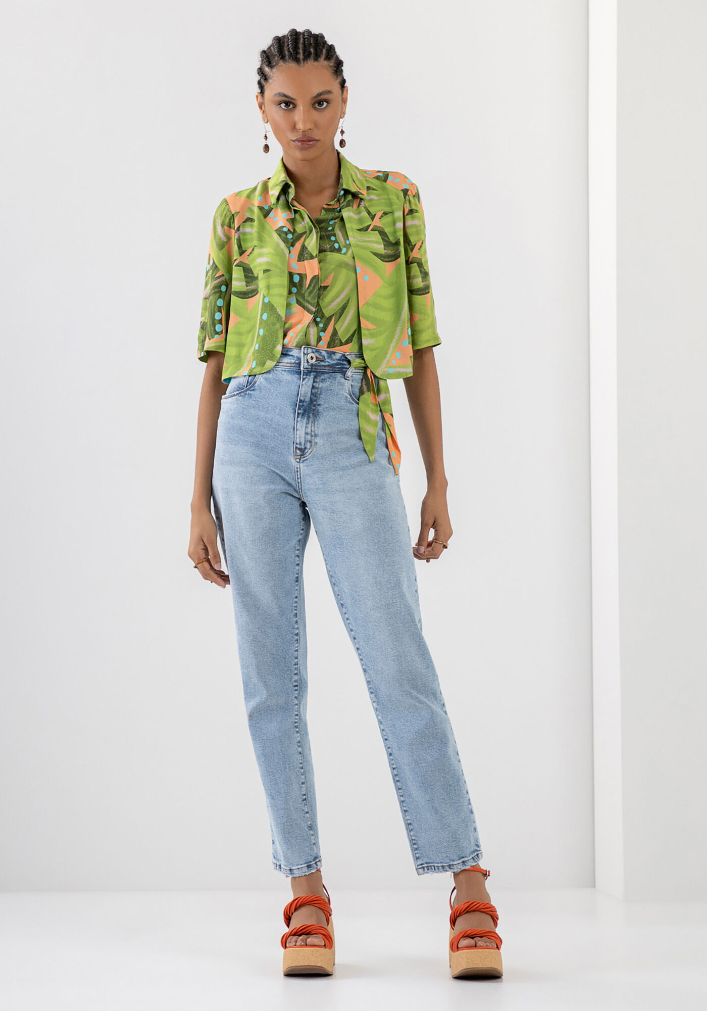 Cal&ccedil;a Jeans Mom com Len&ccedil;o Estampado, JEANS, large.