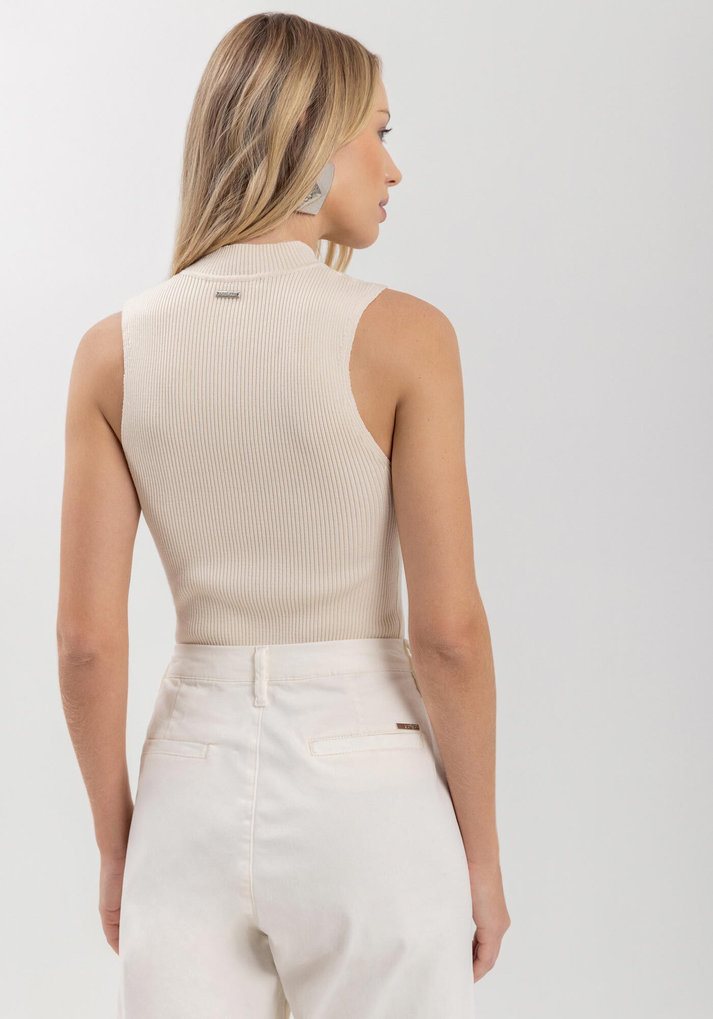 Blusa Justa Sem Mangas Com Gola Alta Em Malha De Tric&ocirc;, , large.