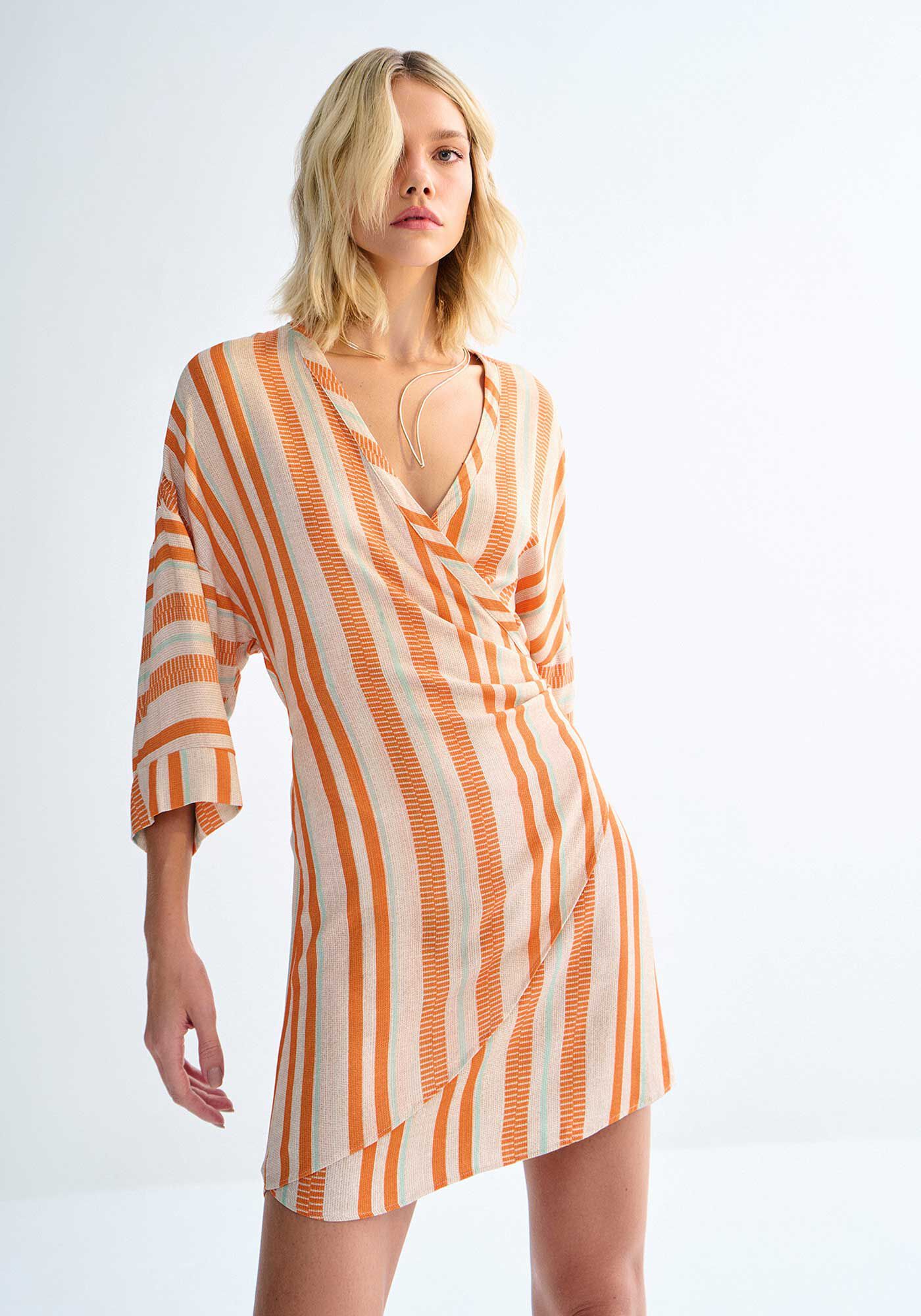 Vestido Curto Transpassado em Viscose Estampado, , large.