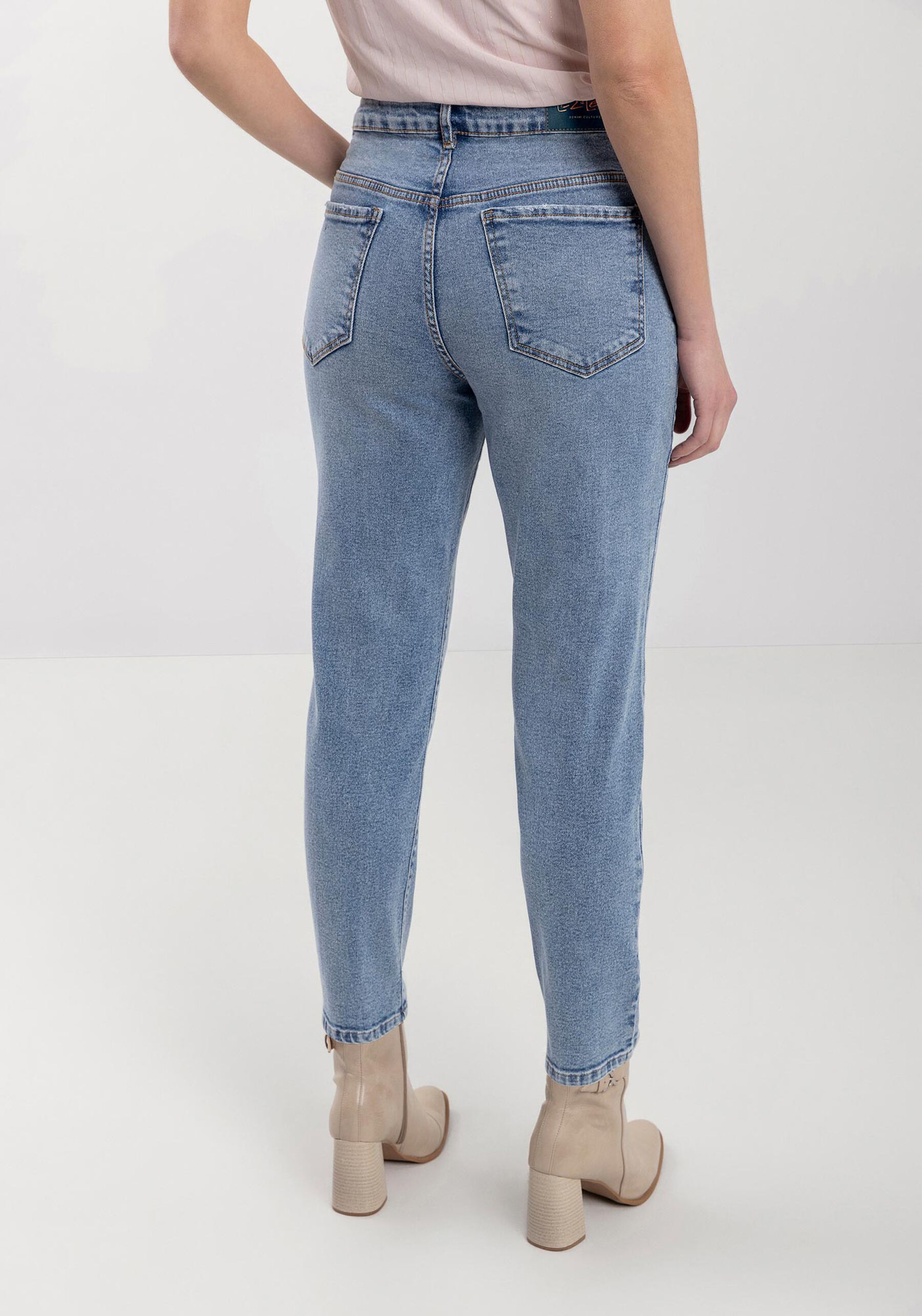 Calça Mom Jeans Com Cintura Alta E Comprimento Curto, . Calça Mom Jeans Com Cintura Alta E Comprimento Curto, , large.