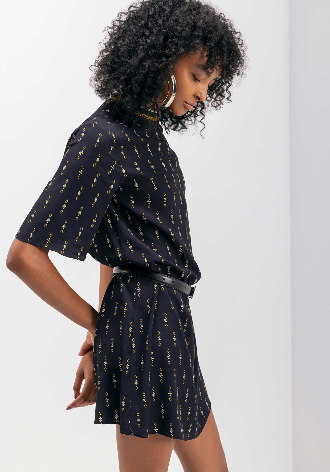 Vestido Curto Estampado Com Manga Curta E Gola Em Retil&iacute;nea, , large.