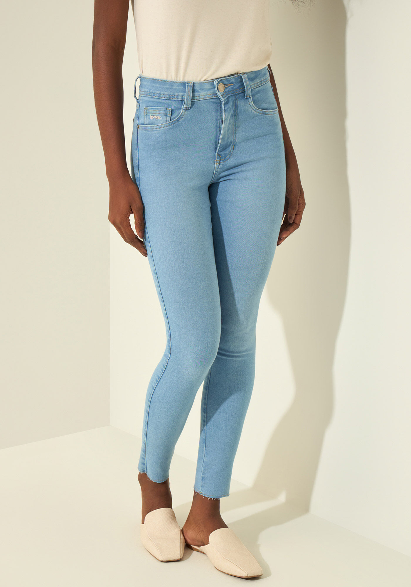 Cal&ccedil;a Jeans Skinny Cropped Com Cintura Alta E Elastano, JEANS, large.