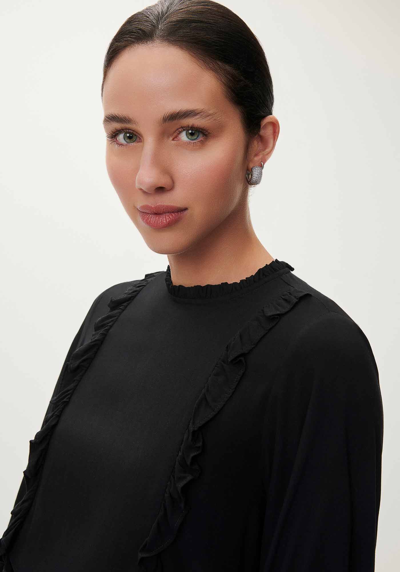 Blusa Manga Longa Bufante em Viscose com Babados, PRETO REATIVO, large.