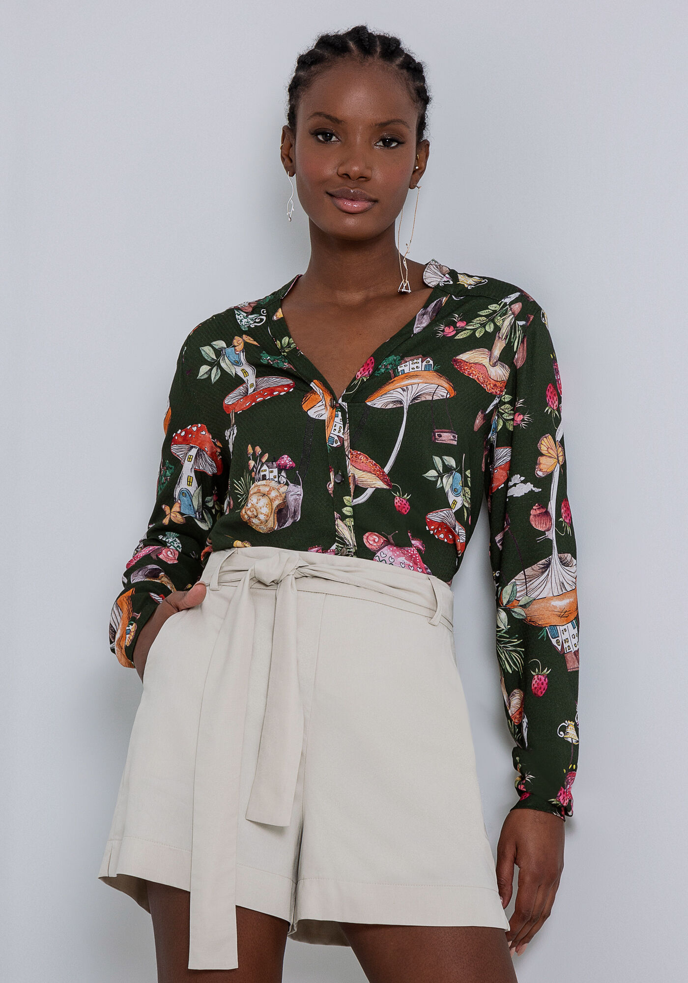 Shorts Cintura M&eacute;dia em Tecido Velurd com Cinto, , large.