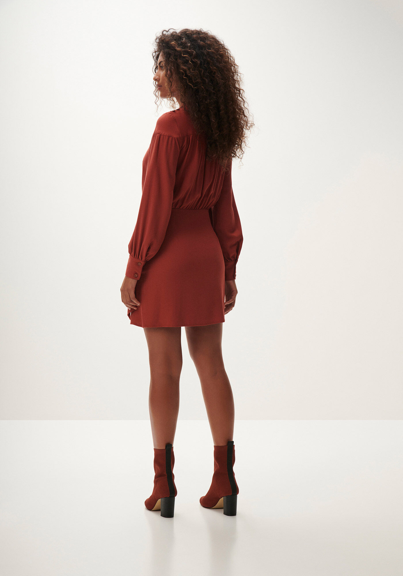 Vestido Curto Franzido em Crepe com Amarra&ccedil;&atilde;o, , large.