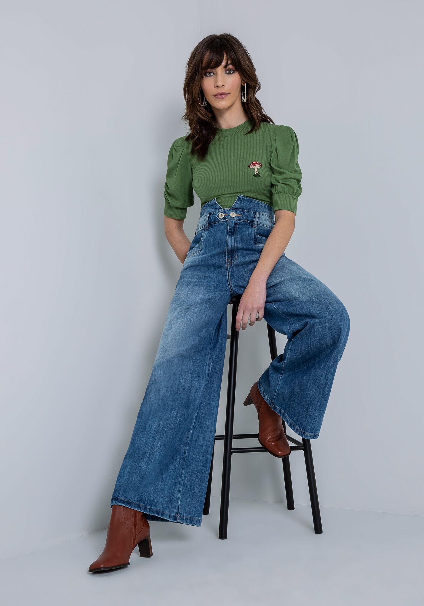 Blusa Cropped em Malha Canelada com Bordado, , large.