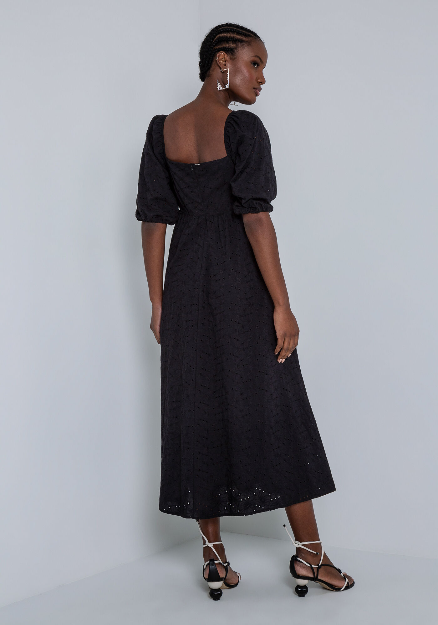 Vestido preto com sales flores