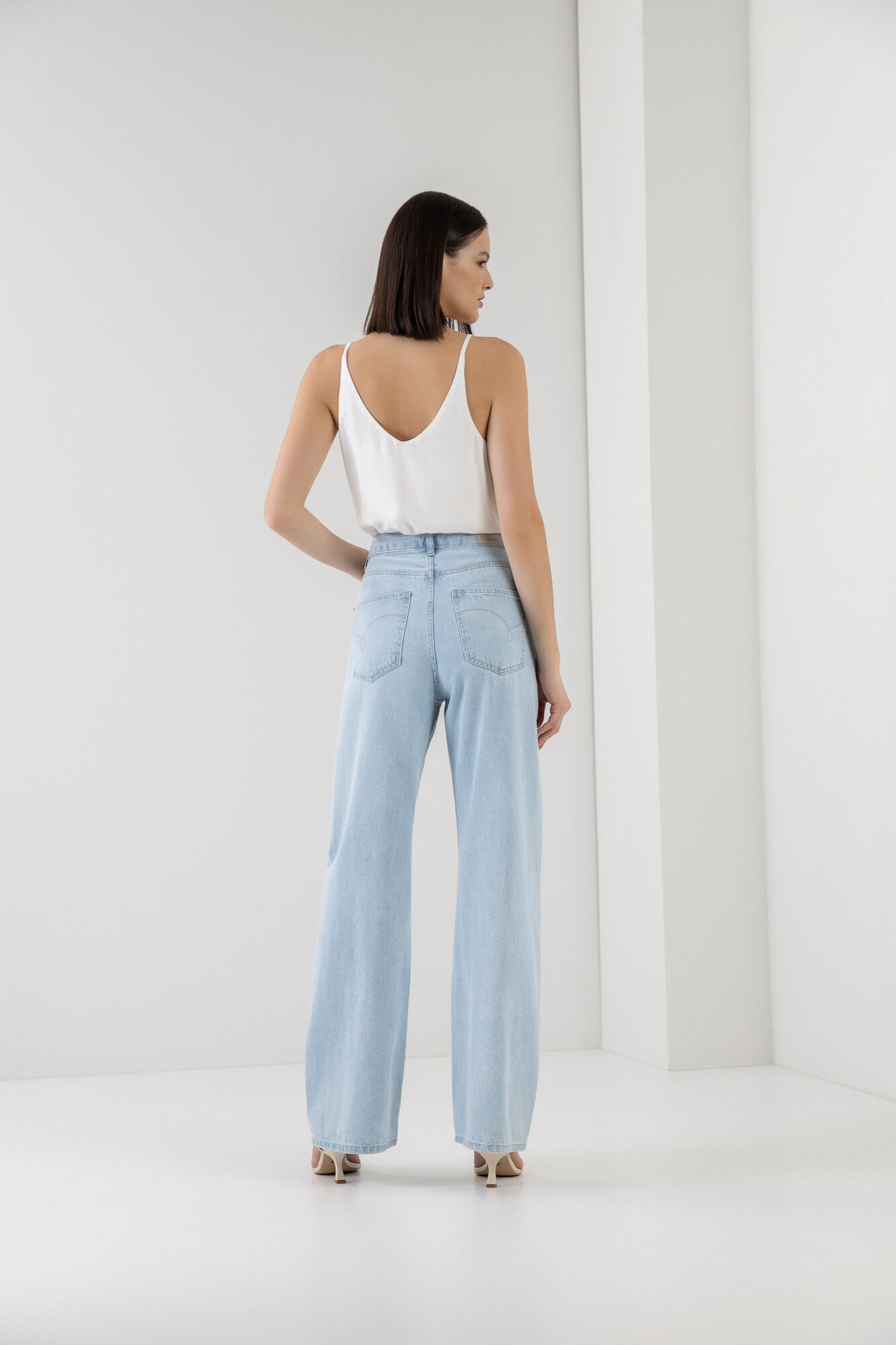 Blusa com Al&ccedil;as em Viscose Decote V, , large.