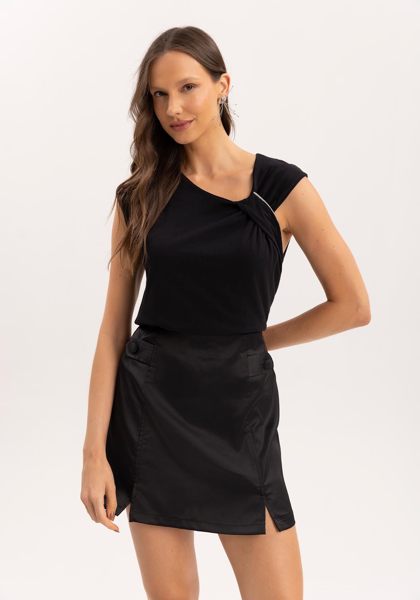 Saia Curta em Tecido Acetinado com Detalhe Lateral, , large.