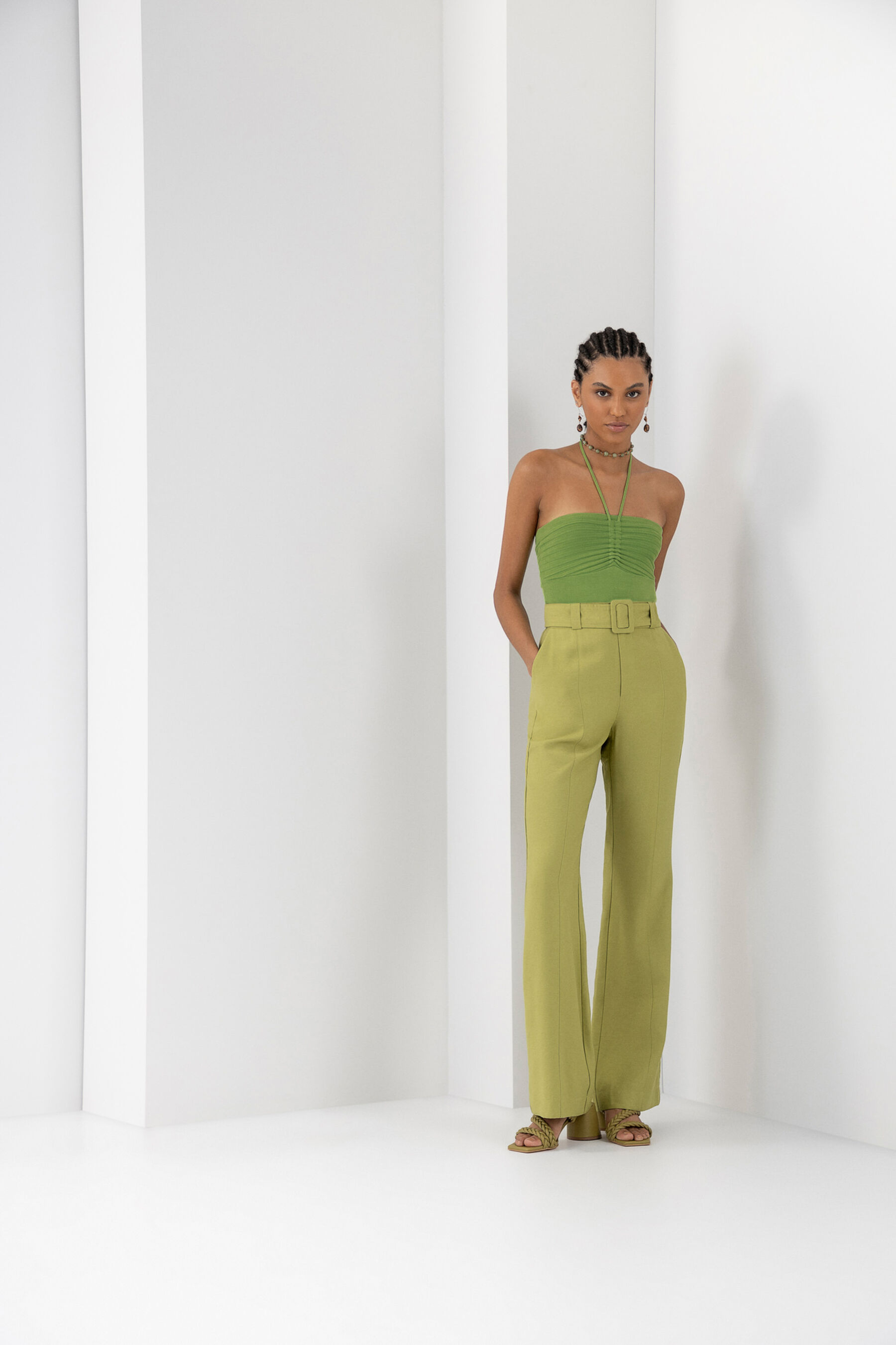 Calça Flare Boot Cut com Cinto, VERDE PARAMELA. Calça Flare Boot Cut com Cinto, VERDE PARAMELA, large.