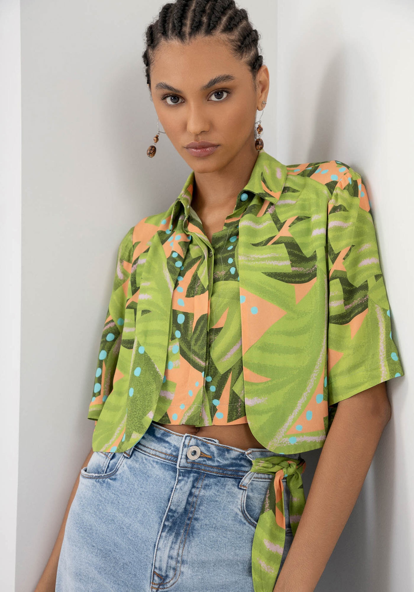 Camisa Manga Curta Cropped com Recorte Sobreposto, , large.