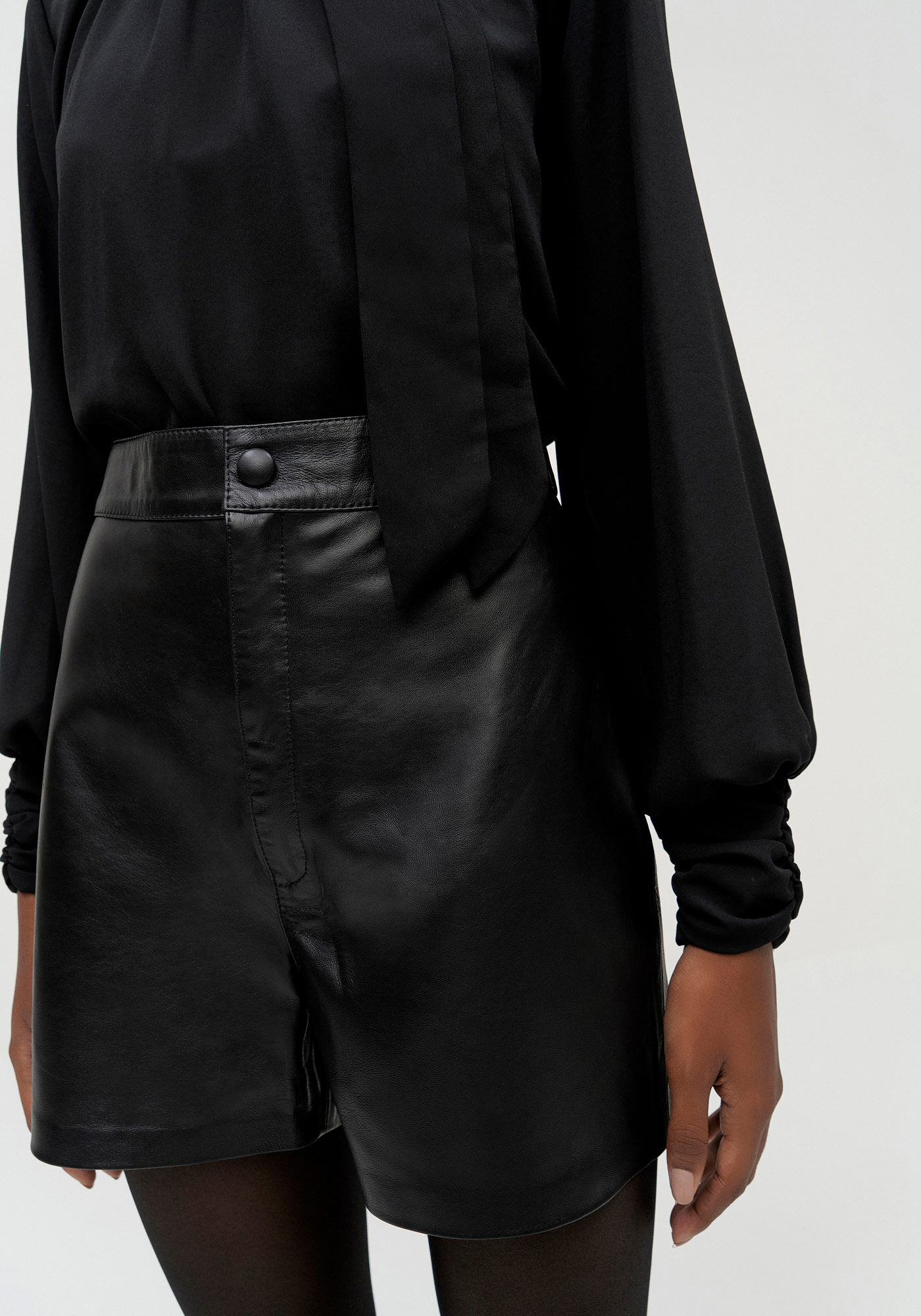 Shorts em Couro com Cintura Alta, , large.