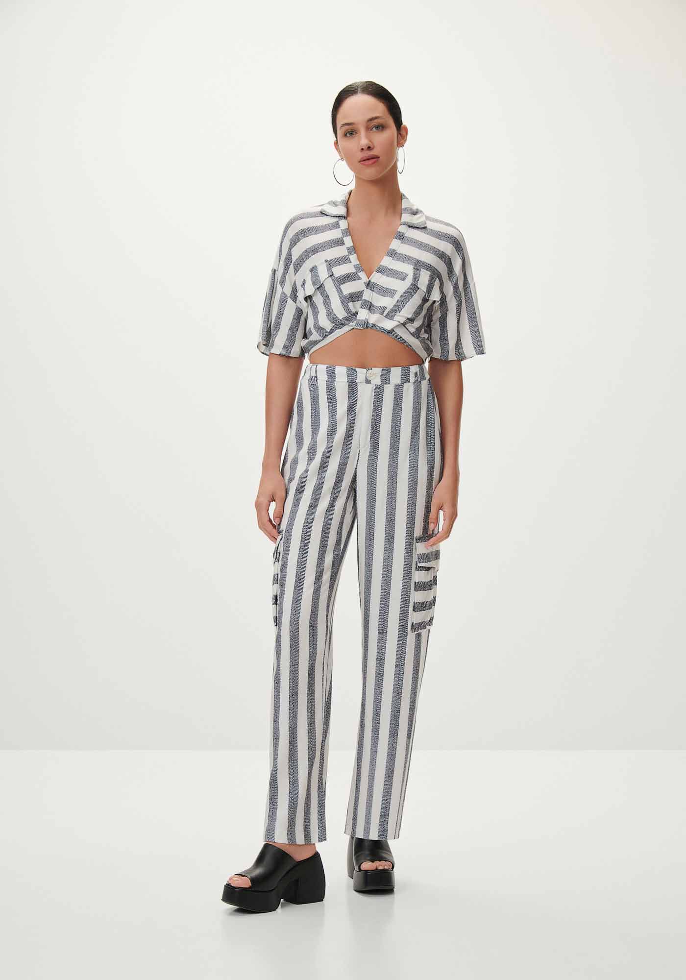 Blusa Cropped em Viscose com Gola e Bolsos, , large.