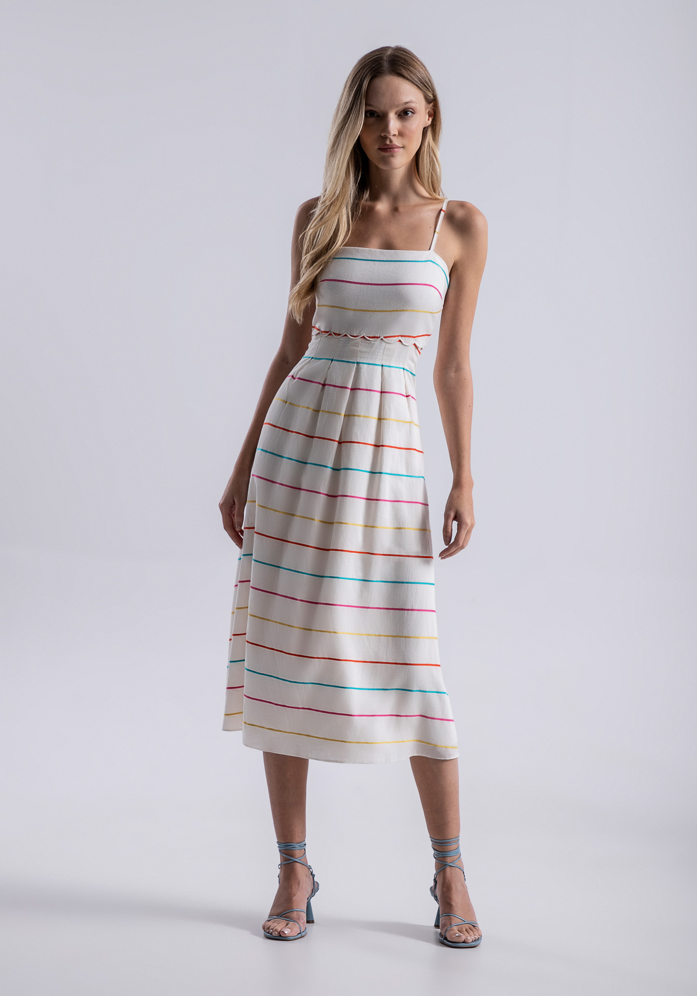 Vestido Midi Listrado em Tecido Valen a com Pregas Lez a Lez